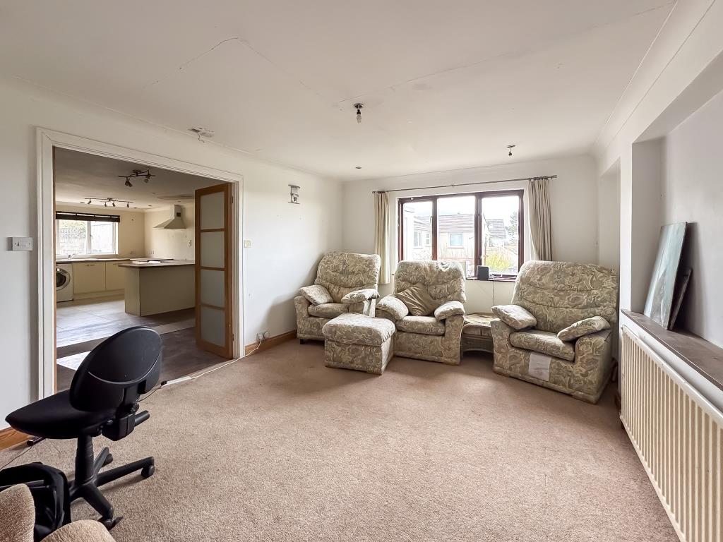 Lot: 128 - DETACHED PROPERTY IN GOOD LOCATION - Living room